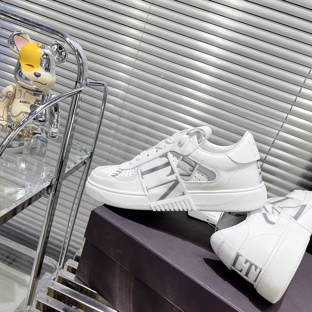 👟👟Ex-factory price 600👟👟 Valentino ONE STUD calfskin lace-up sneakers. Soft suede low-top sneakers, classic and versatile, couple's sneakers, special goods, worth buying! A pair of simple shoes with unique details will save you from the difficulty of dressing. OneStud sneakers, with quilted plaid and oversized rivets, create an eye-catching punk style and get rid of the heavy feeling of this season's clothing. Upraise calfskin derby shoes, with exquisite leather construction and simple silhouette, and smooth lines set the tone of coolness, are a versatile item in the wardrobe. There are more Valentino boutique shoes waiting for you to unlock! It’s time to get the shoes you’ve been coveting for a long time! Officially on sale 7,+++ - Seven straps, decorated with metallic rubber effect. Decoration on the back and tongue. Size 35-44.